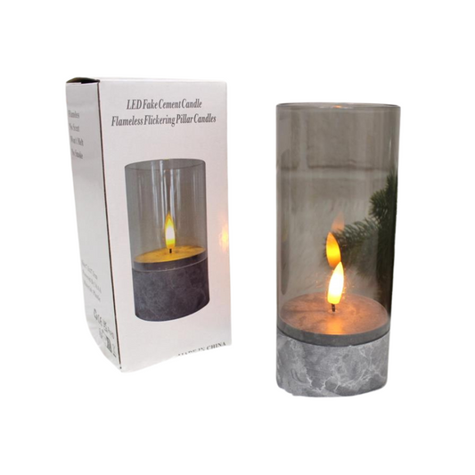 Flackernde LED-Kerze im Glas auf Zementsockel - 17,5x7cm