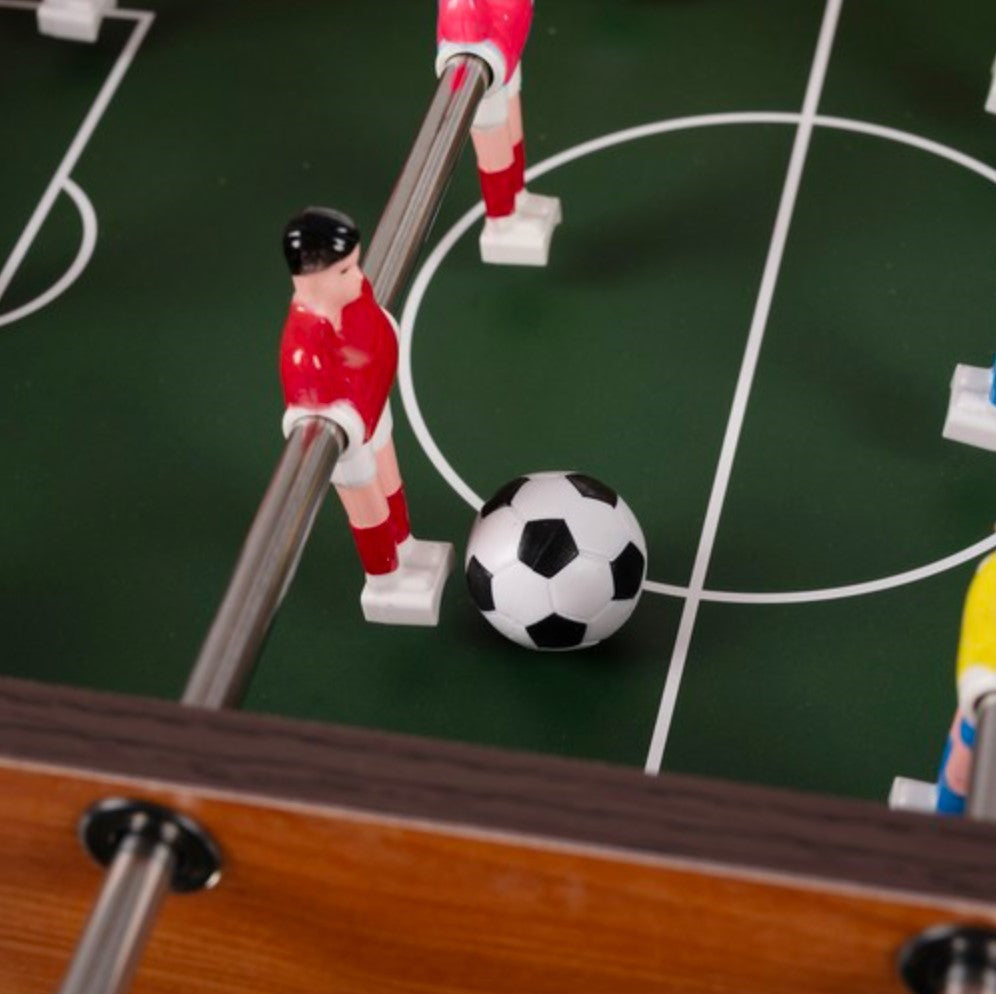 Kompakter Tischfußball – Spaß für Groß und Klein!